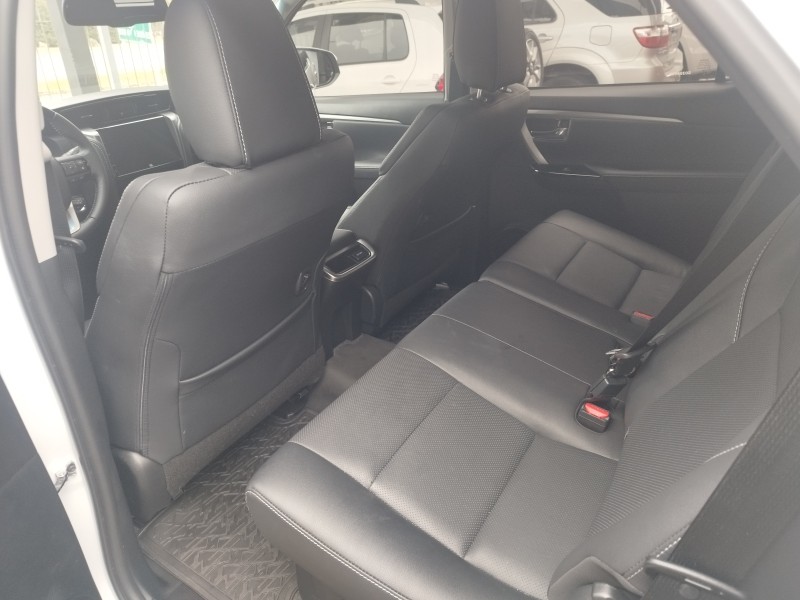 HILUX SW4 2.8 4X4 SRX PLATINUM TURBO 7 LUGARES DIESEL 4P AUTOMÁTICO - 2025 - VERANóPOLIS
