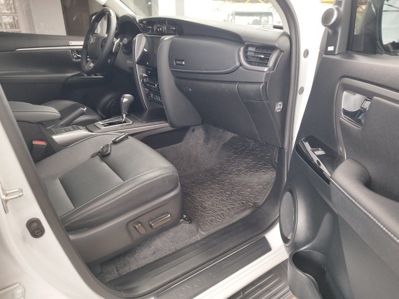 HILUX SW4 2.8 4X4 SRX PLATINUM TURBO 7 LUGARES DIESEL 4P AUTOMÁTICO - 2025 - VERANóPOLIS