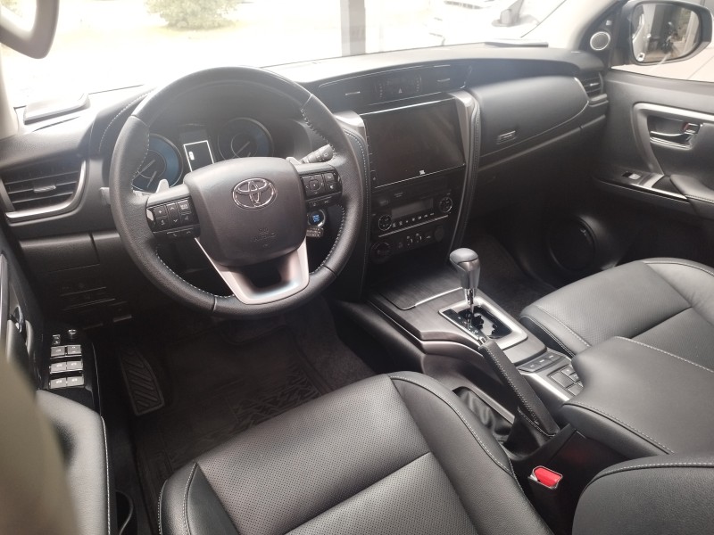 HILUX SW4 2.8 4X4 SRX PLATINUM TURBO 7 LUGARES DIESEL 4P AUTOMÁTICO - 2025 - VERANóPOLIS