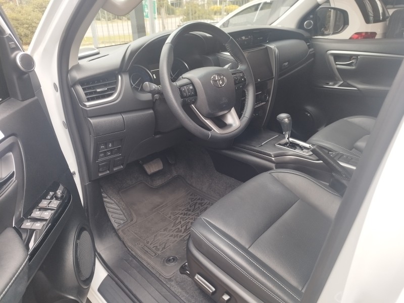 HILUX SW4 2.8 4X4 SRX PLATINUM TURBO 7 LUGARES DIESEL 4P AUTOMÁTICO - 2025 - VERANóPOLIS