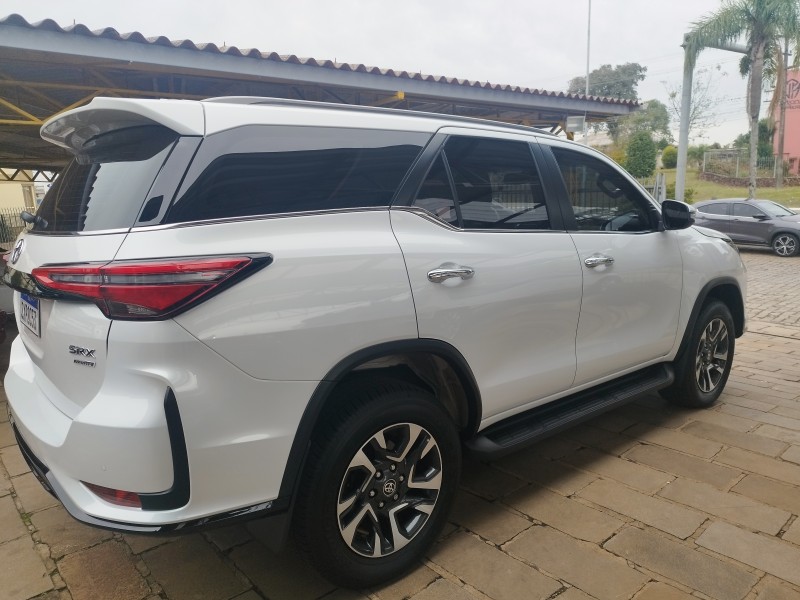 HILUX SW4 2.8 4X4 SRX PLATINUM TURBO 7 LUGARES DIESEL 4P AUTOMÁTICO - 2025 - VERANóPOLIS