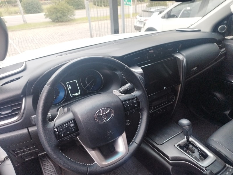 HILUX SW4 2.8 4X4 SRX PLATINUM TURBO 7 LUGARES DIESEL 4P AUTOMÁTICO - 2025 - VERANóPOLIS