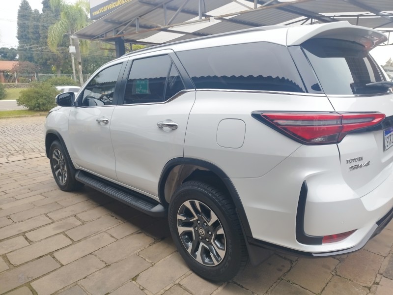 HILUX SW4 2.8 4X4 SRX PLATINUM TURBO 7 LUGARES DIESEL 4P AUTOMÁTICO - 2025 - VERANóPOLIS