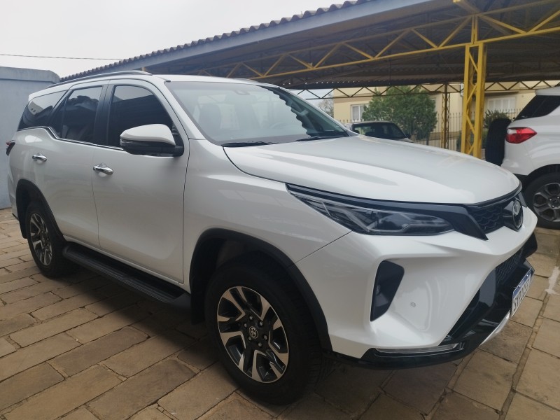 HILUX SW4 2.8 4X4 SRX PLATINUM TURBO 7 LUGARES DIESEL 4P AUTOMÁTICO - 2025 - VERANóPOLIS