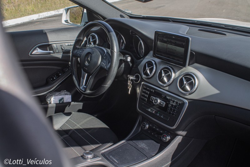 GLA 250 2.0 16V TURBO GASOLINA VISION 4P AUTOMÁTICO - 2015 - FARROUPILHA