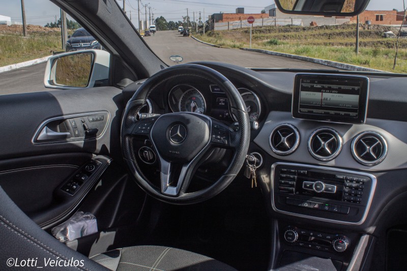 GLA 250 2.0 16V TURBO GASOLINA VISION 4P AUTOMÁTICO - 2015 - FARROUPILHA