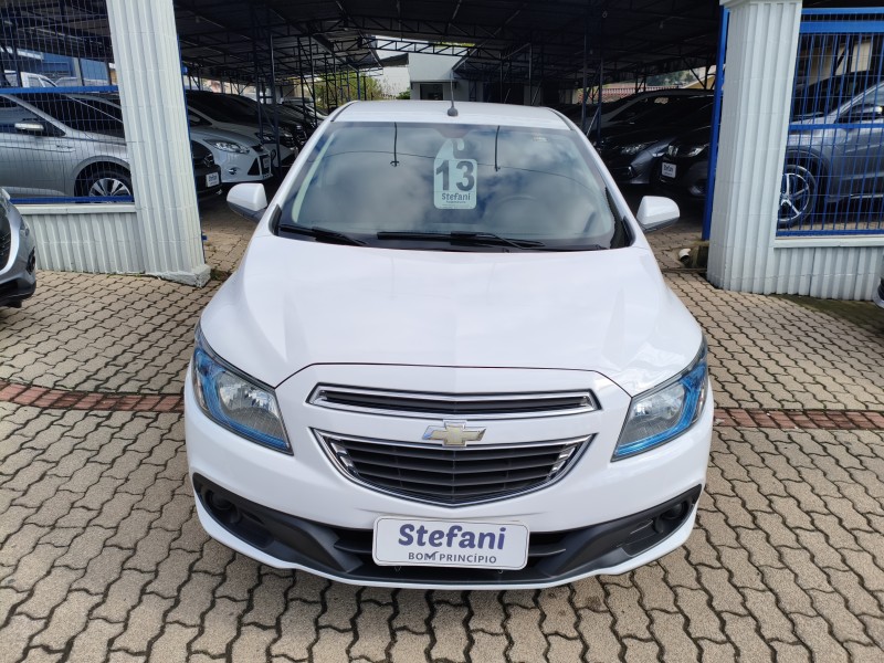 PRISMA 1.4 MPFI LT 8V FLEX 4P MANUAL - 2013 - BOM PRINCíPIO