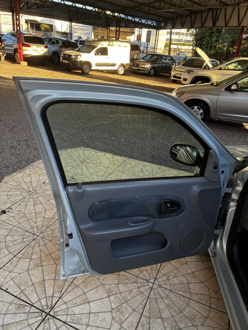 CLIO 1.6 RN SEDAN 16V GASOLINA 4P MANUAL - 2001 - CAXIAS DO SUL