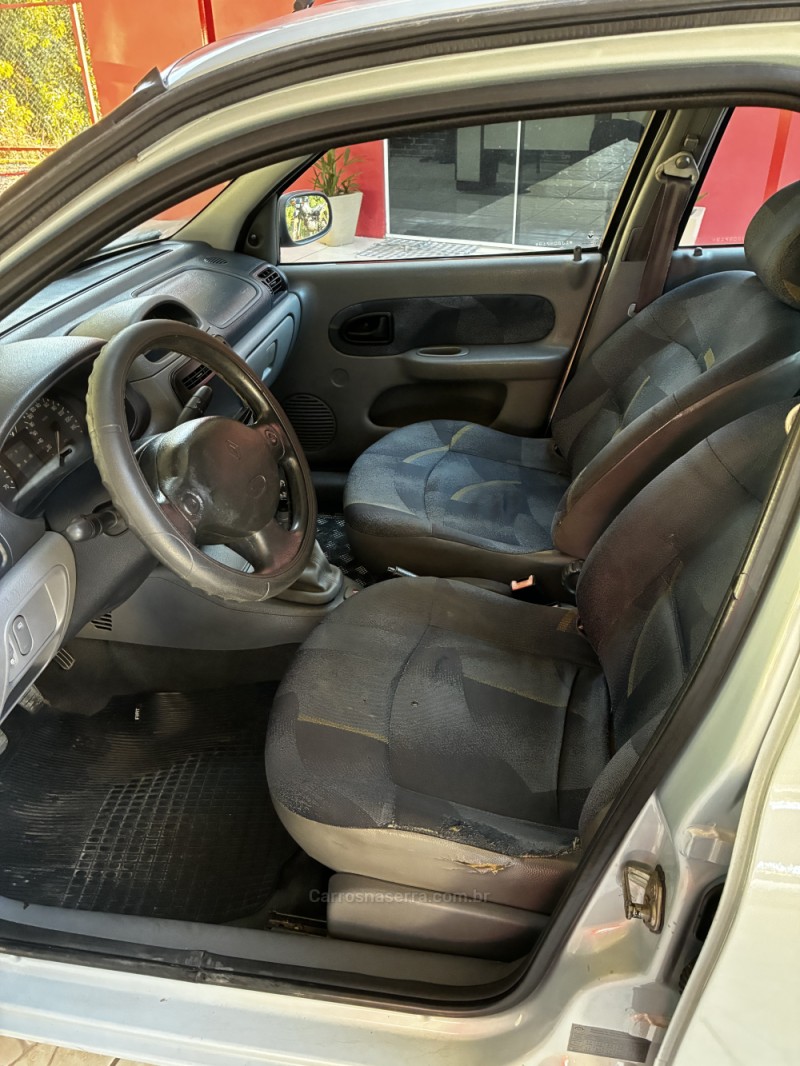 CLIO 1.6 RN SEDAN 16V GASOLINA 4P MANUAL - 2001 - CAXIAS DO SUL