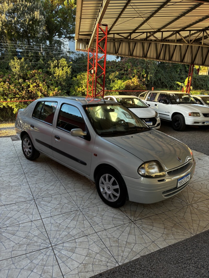 CLIO 1.6 RN SEDAN 16V GASOLINA 4P MANUAL - 2001 - CAXIAS DO SUL