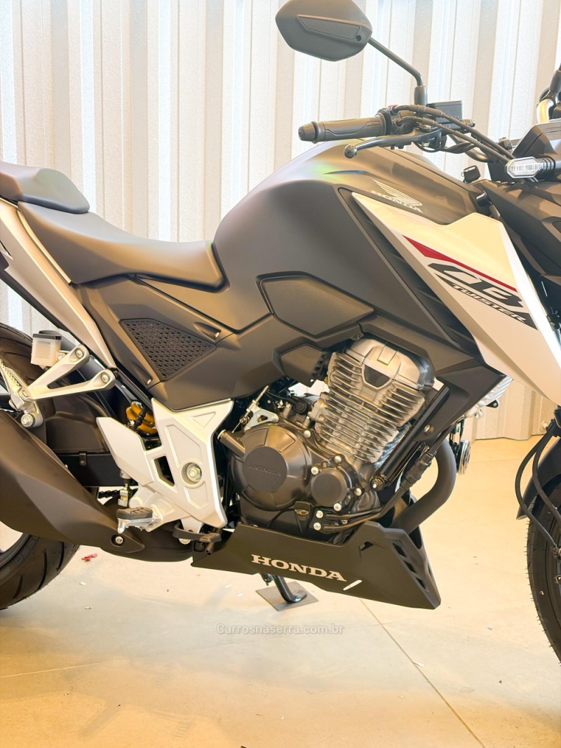 CB 300F TWISTER CBS - 2026 - VERANóPOLIS