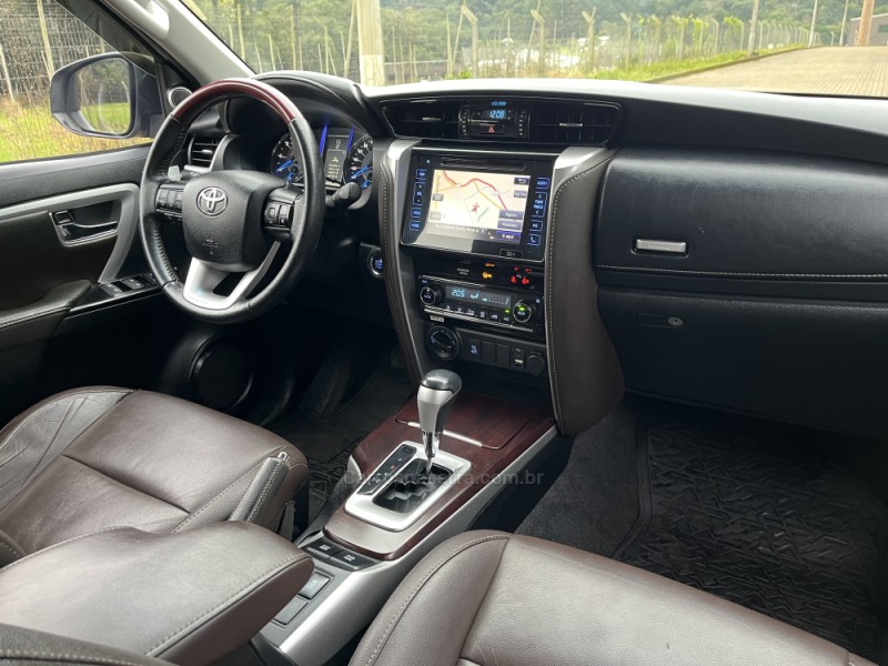 HILUX SW4 2.8 SRX 4X4 7 LUGARES 16V TURBO INTERCOOLER DIESEL 4P AUTOMÁTICO - 2018 - NOVA BASSANO