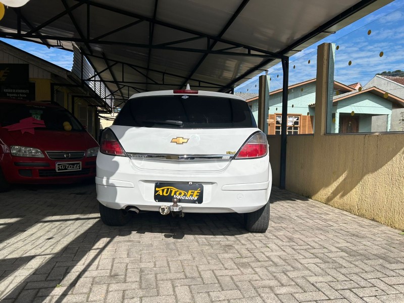 VECTRA 2.0 MPFI GT HATCH 8V FLEX 4P MANUAL - 2010 - CANELA