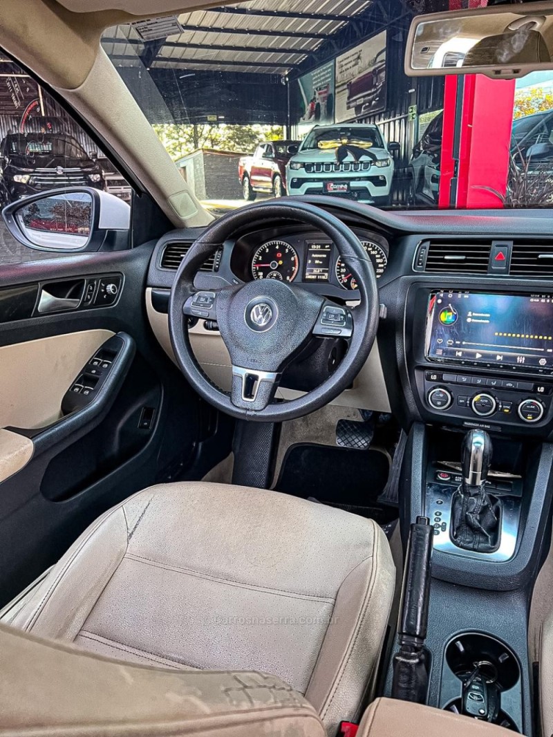 JETTA 2.0 COMFORTLINE FLEX 4P TIPTRONIC - 2013 - CANELA