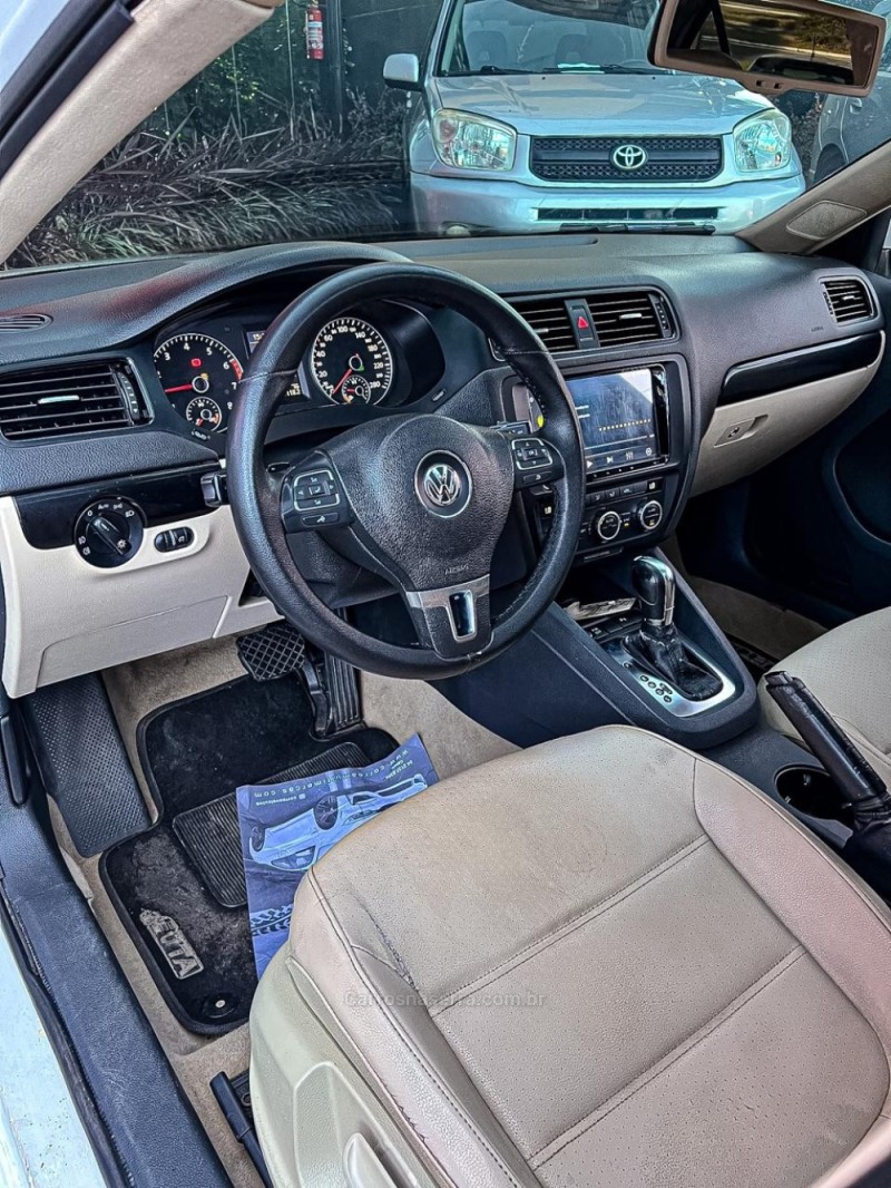 JETTA 2.0 COMFORTLINE FLEX 4P TIPTRONIC - 2013 - CANELA