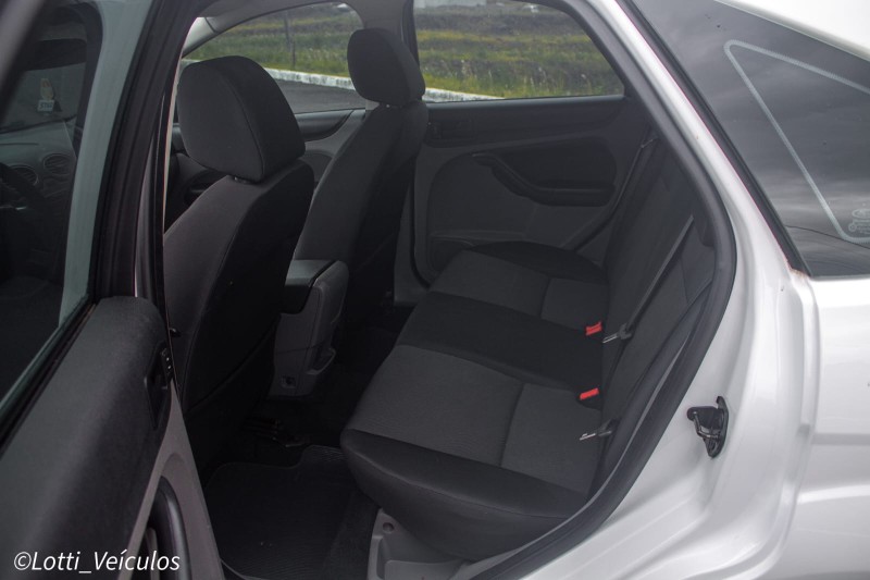 FOCUS 1.6 GLX 8V FLEX 4P MANUAL - 2013 - FARROUPILHA