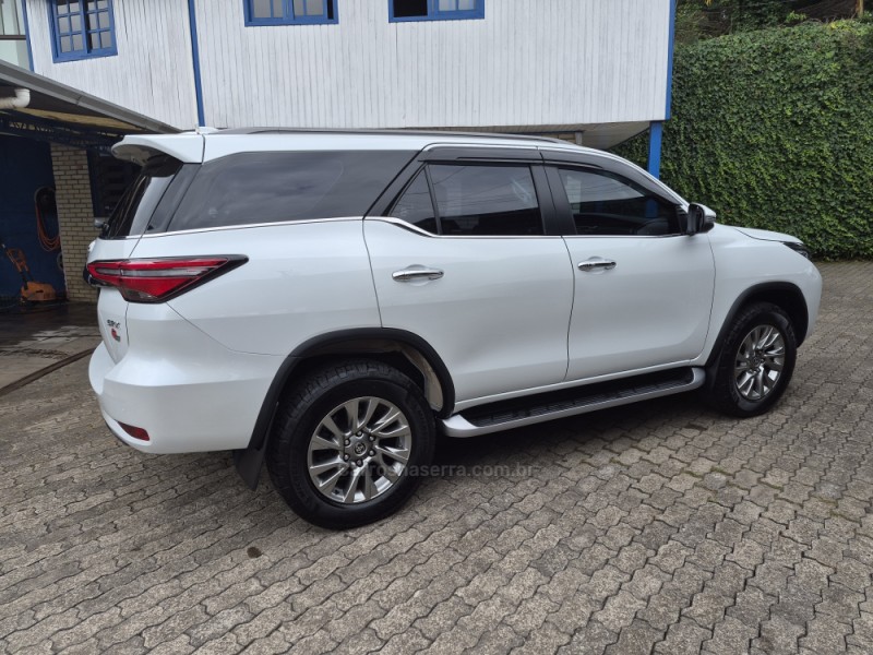 HILUX SW4 2.8 SRX 4X4 7 LUGARES 16V TURBO INTERCOOLER DIESEL 4P AUTOMÁTICO - 2023 - CAXIAS DO SUL
