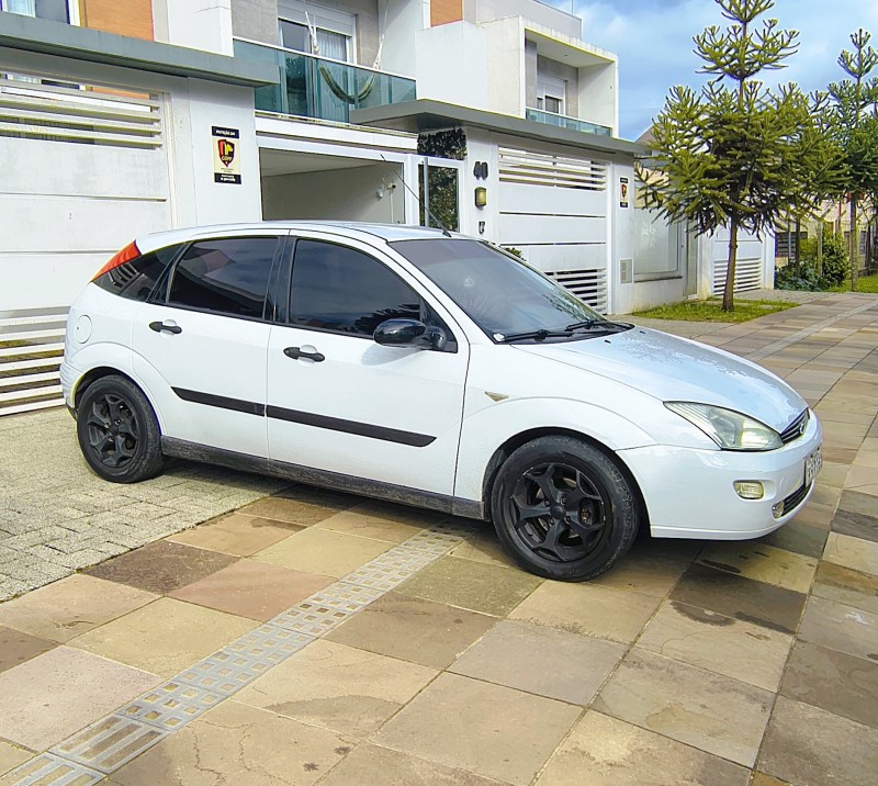 FOCUS 1.8 GL 16V GASOLINA 4P MANUAL - 2002 - FARROUPILHA