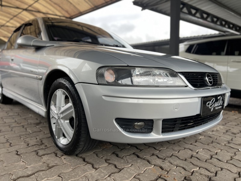 VECTRA 2.0 MPFI EXPRESSION 8V GASOLINA 4P MANUAL - 2005 - BOM PRINCíPIO