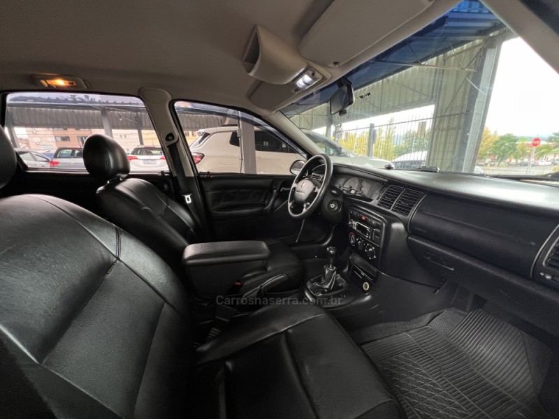 VECTRA 2.0 MPFI EXPRESSION 8V GASOLINA 4P MANUAL - 2005 - BOM PRINCíPIO