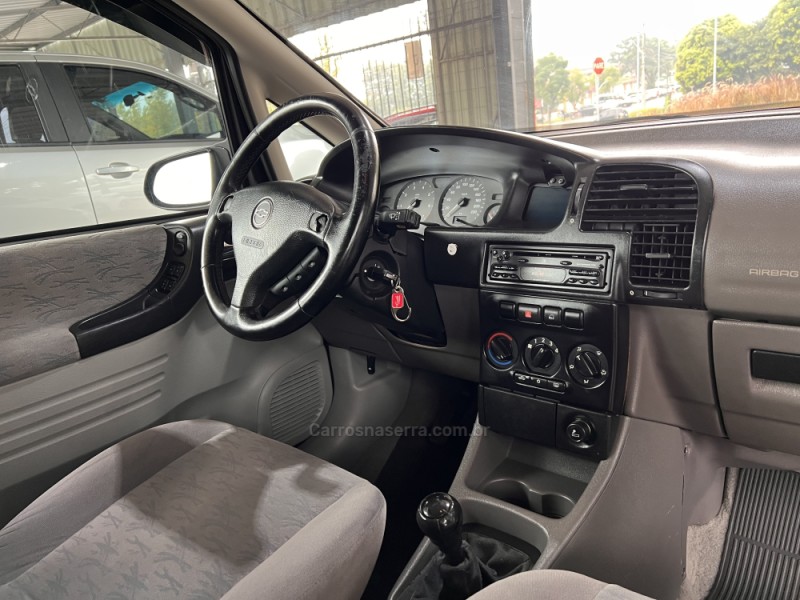 ZAFIRA 2.0 MPFI CD 8V GASOLINA 4P MANUAL - 2003 - BOM PRINCíPIO