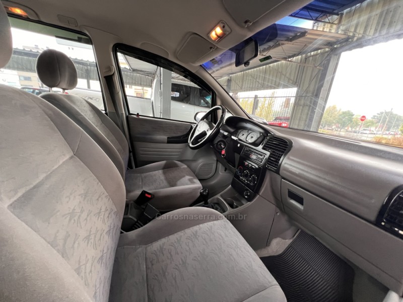 ZAFIRA 2.0 MPFI CD 8V GASOLINA 4P MANUAL - 2003 - BOM PRINCíPIO