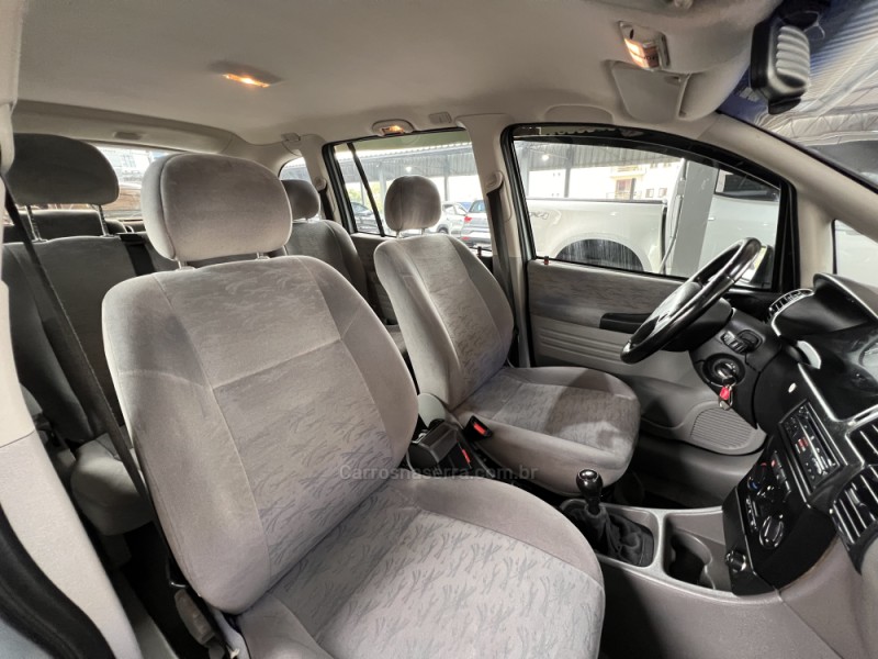 ZAFIRA 2.0 MPFI CD 8V GASOLINA 4P MANUAL - 2003 - BOM PRINCíPIO