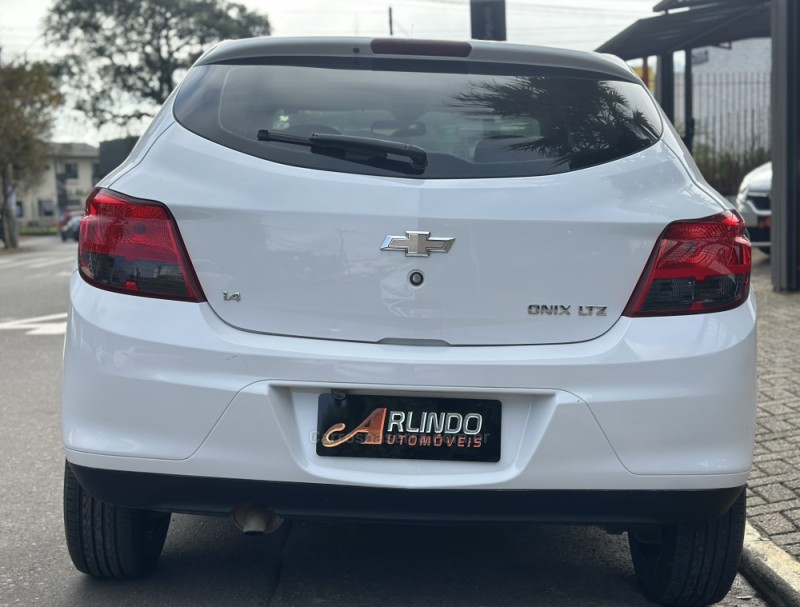 ONIX 1.4 MPFI LTZ 8V FLEX 4P MANUAL - 2015 - PAROBé