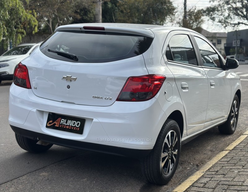 ONIX 1.4 MPFI LTZ 8V FLEX 4P MANUAL - 2015 - PAROBé