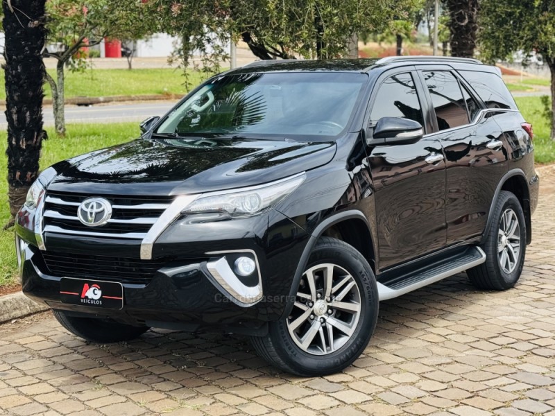 HILUX SW4 2.8 SRX 4X4 7 LUGARES 16V TURBO INTERCOOLER DIESEL 4P AUTOMÁTICO