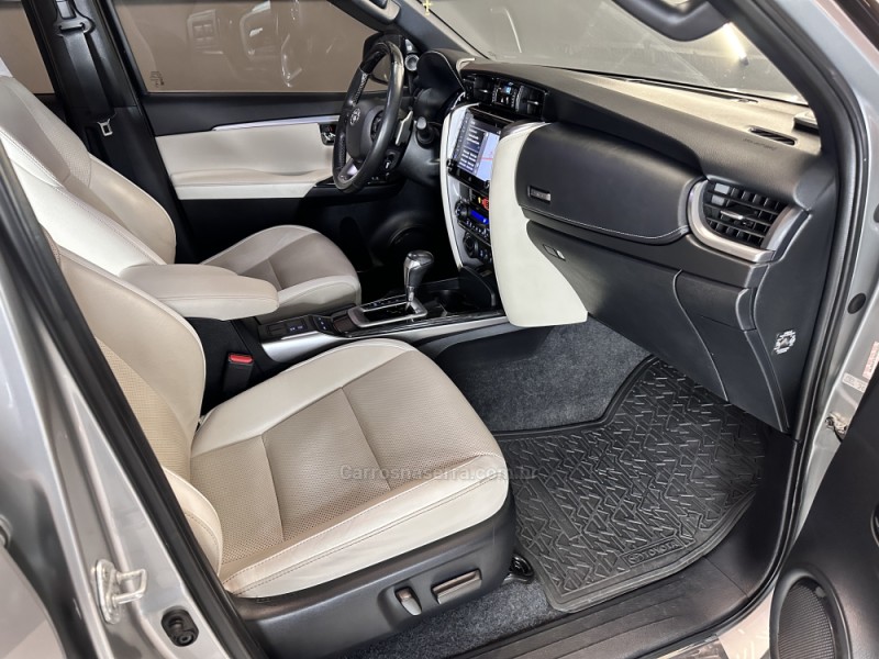 HILUX SW4 2.8 SRX 4X4 DIAMOND 16V TURBO DIESEL 4P 7 LUGARES AUTOMÁTICO - 2022 - SAPIRANGA