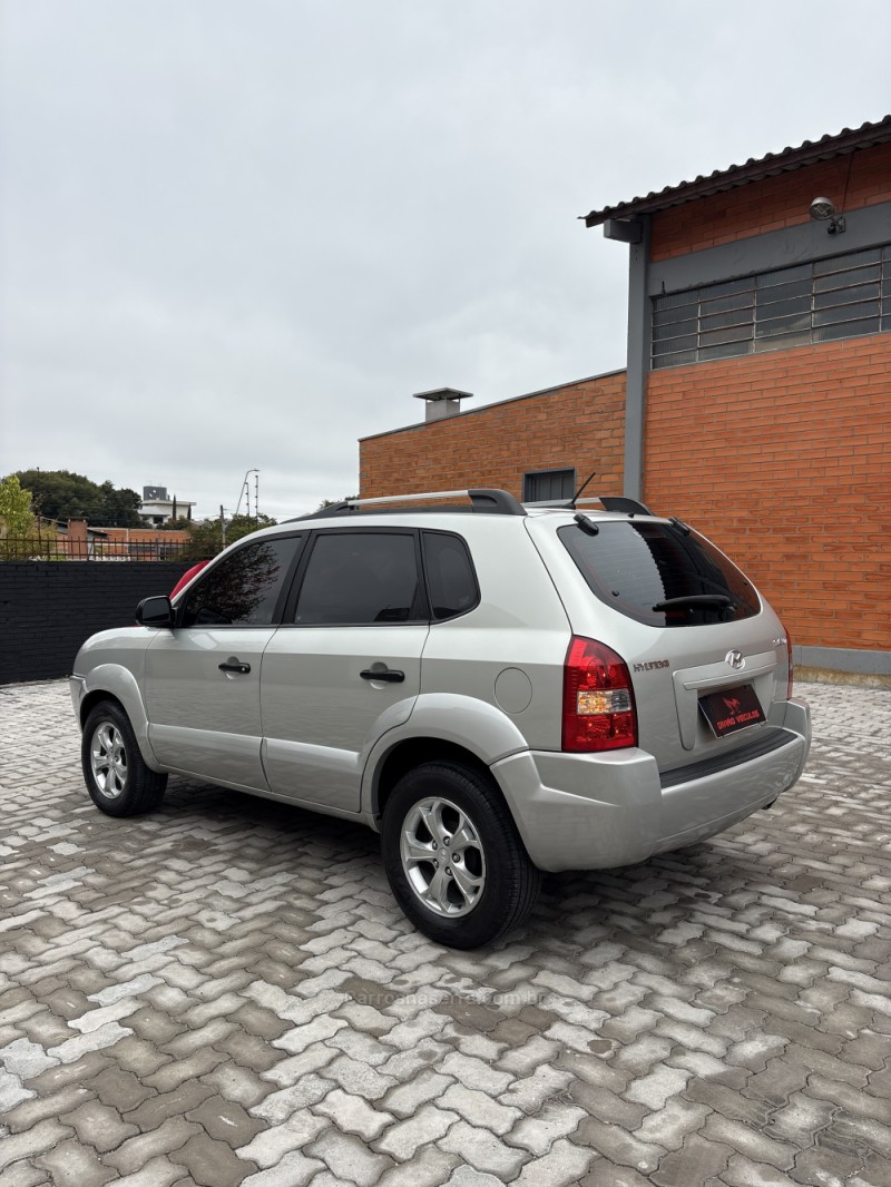 TUCSON 2.0 MPFI GL 16V 142CV 2WD GASOLINA 4P MANUAL - 2011 - CAXIAS DO SUL