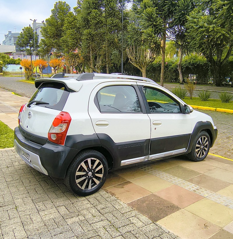 ETIOS 1.5 XLS 16V FLEX 4P MANUAL - 2014 - FARROUPILHA