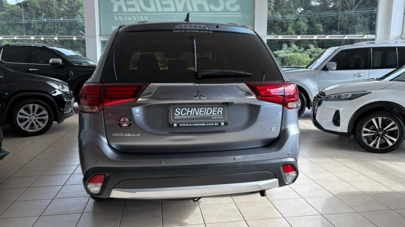 OUTLANDER 2.0 COMFORT 16V GASOLINA 4P AUTOMÁTICO - 2018 - NOVA PETRóPOLIS