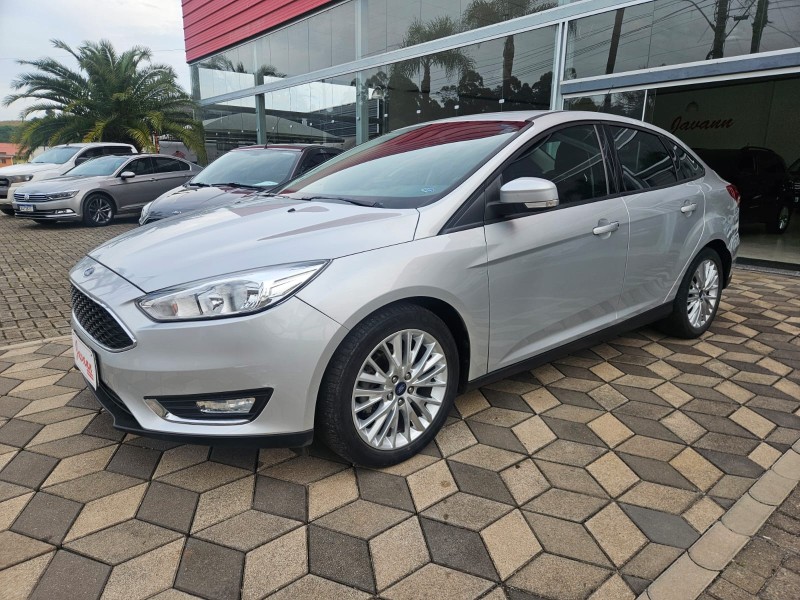 FOCUS 2.0 SE FASTBACK 16V FLEX 4P AUTOMÁTICO - 2017 - BOM PRINCíPIO