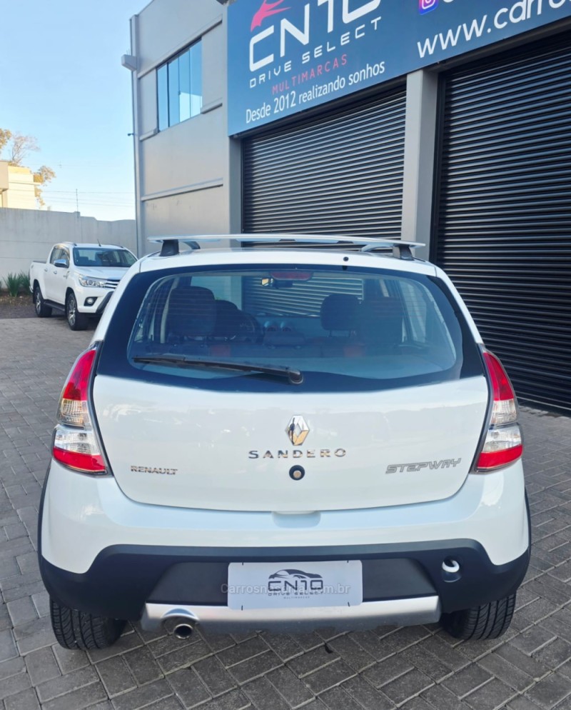SANDERO 1.6 STEPWAY 16V DYNAMIQUE FLEX 4P MANUAL - 2013 - LAJEADO