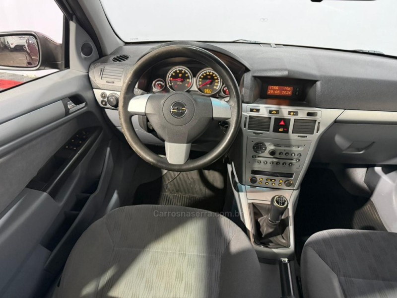 VECTRA 2.0 MPFI ELEGANCE 8V 140CV FLEX 4P MANUAL - 2006 - VACARIA