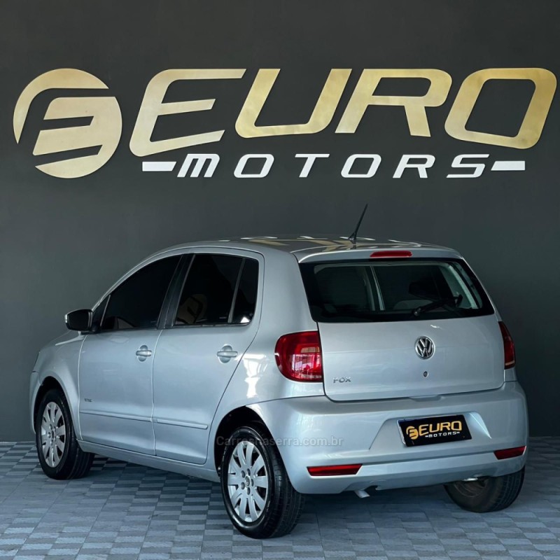FOX 1.0 MI TREND 8V FLEX 4P MANUAL - 2011 - PORTãO