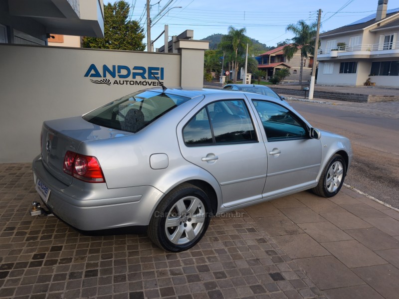 BORA 2.0 MI 8V FLEX 4P MANUAL - 2009 - SERAFINA CORRêA