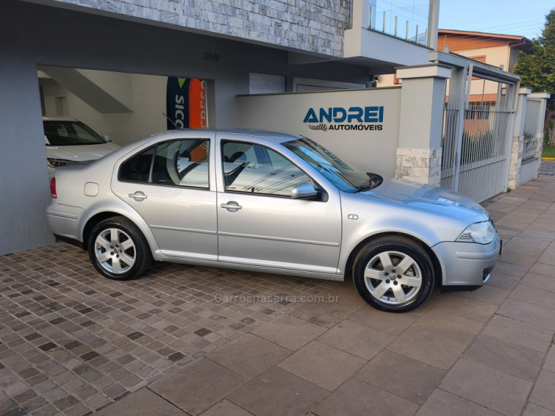 BORA 2.0 MI 8V FLEX 4P MANUAL - 2009 - SERAFINA CORRêA