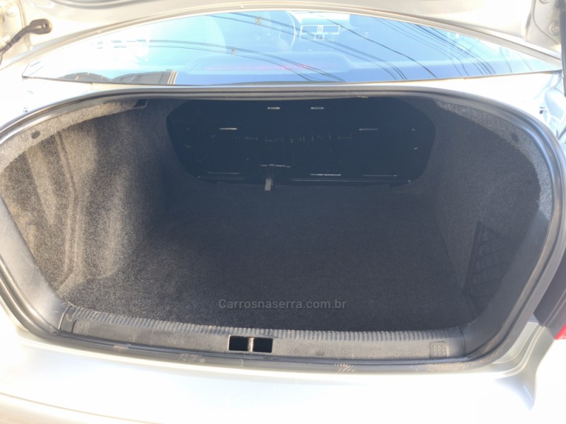 BORA 2.0 MI 8V FLEX 4P MANUAL - 2009 - SERAFINA CORRêA