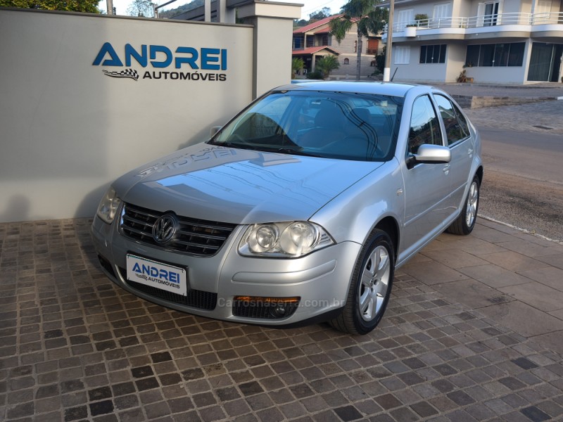 BORA 2.0 MI 8V FLEX 4P MANUAL - 2009 - SERAFINA CORRêA