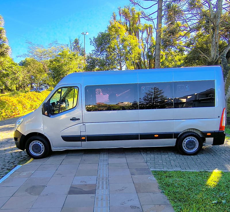 MASTER 2.3 DCI MINIBUS EXECUTIVE L3H2 16 LUGARES 16V DIESEL 4P MANUAL - 2019 - FARROUPILHA