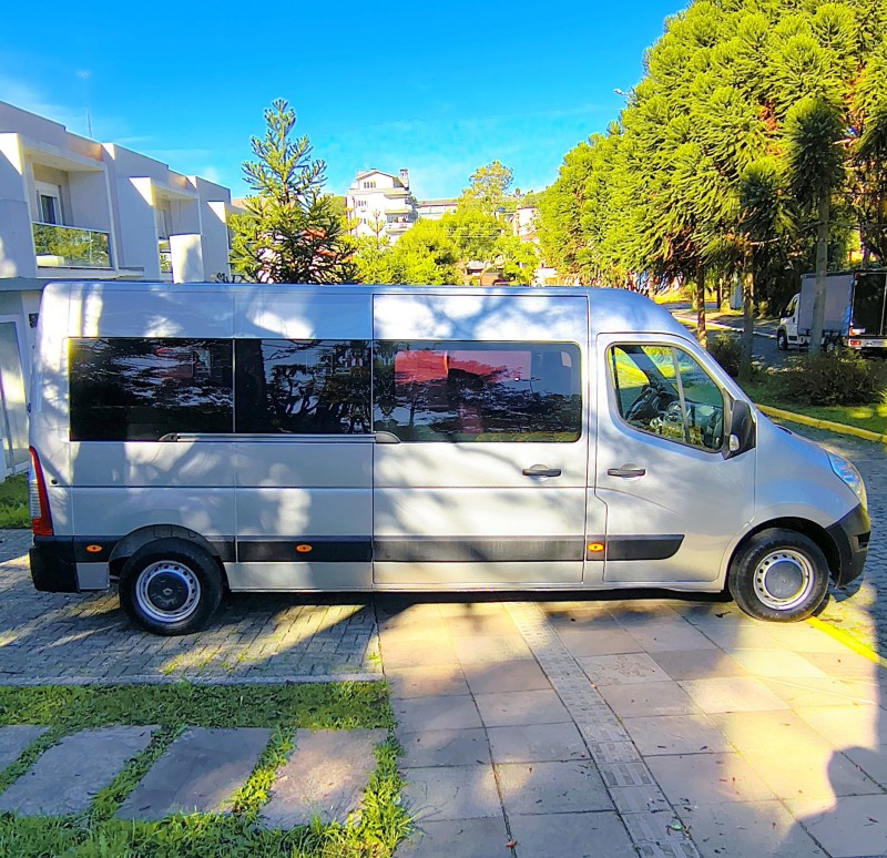 MASTER 2.3 DCI MINIBUS EXECUTIVE L3H2 16 LUGARES 16V DIESEL 4P MANUAL - 2019 - FARROUPILHA