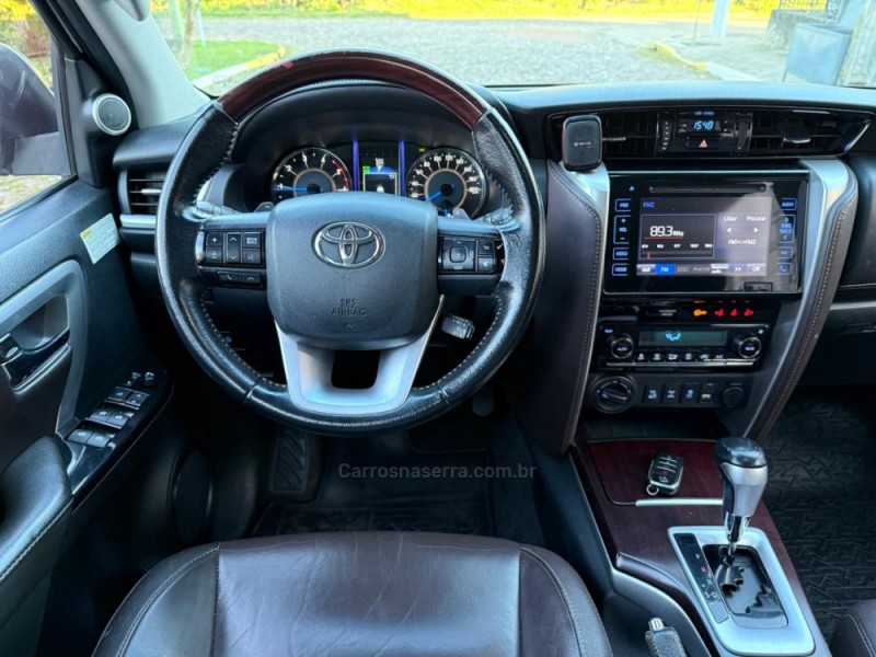 HILUX SW4 2.8 SRX 4X4 7 LUGARES 16V TURBO INTERCOOLER DIESEL 4P AUTOMÁTICO - 2016 - IVOTI