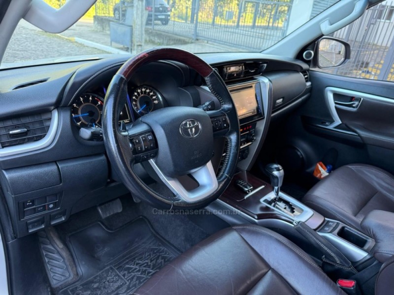 HILUX SW4 2.8 SRX 4X4 7 LUGARES 16V TURBO INTERCOOLER DIESEL 4P AUTOMÁTICO - 2016 - IVOTI