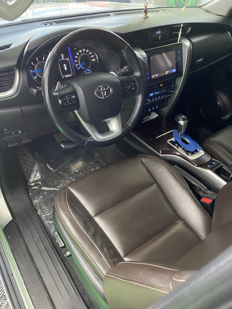 HILUX SW4 2.8 SRX 4X4 7 LUGARES 16V TURBO INTERCOOLER DIESEL 4P AUTOMÁTICO - 2017 - VACARIA