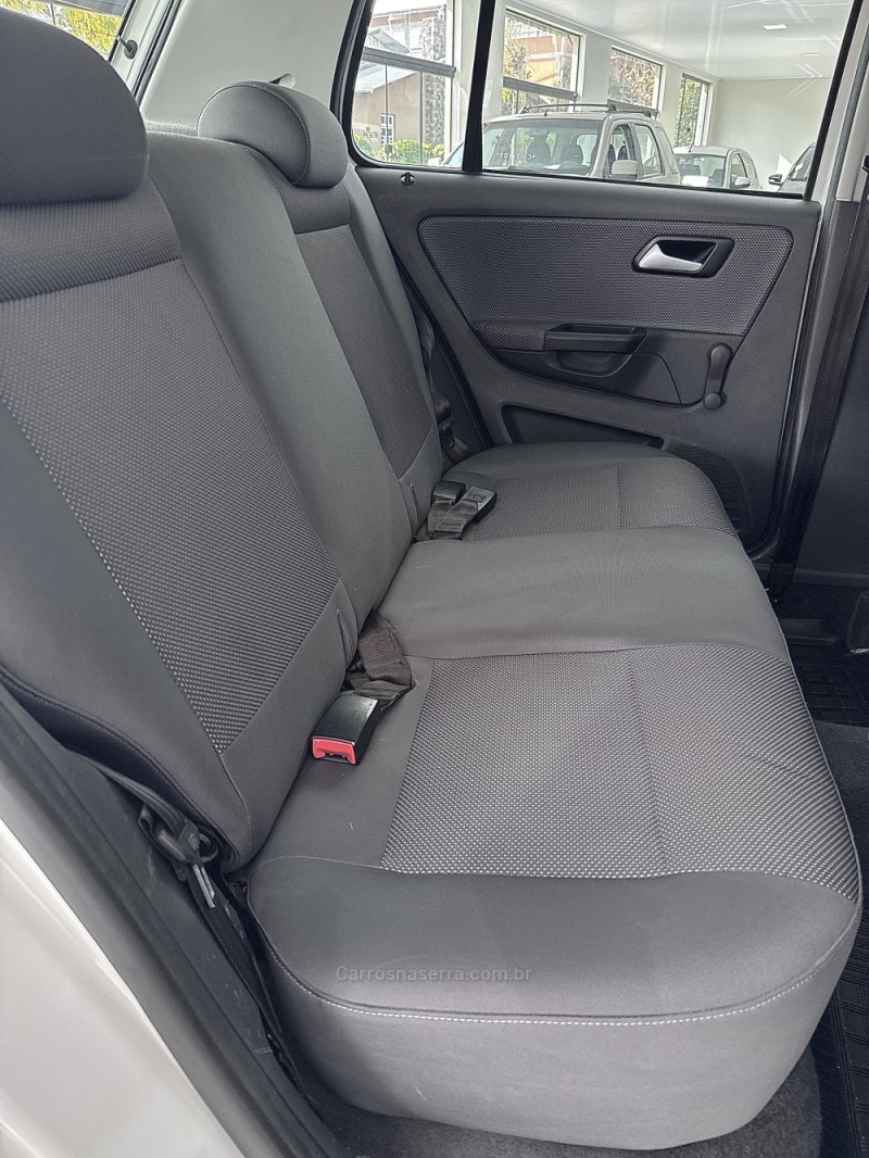 FOX 1.0 MI TREND 8V FLEX 4P MANUAL - 2012 - VILA FLORES