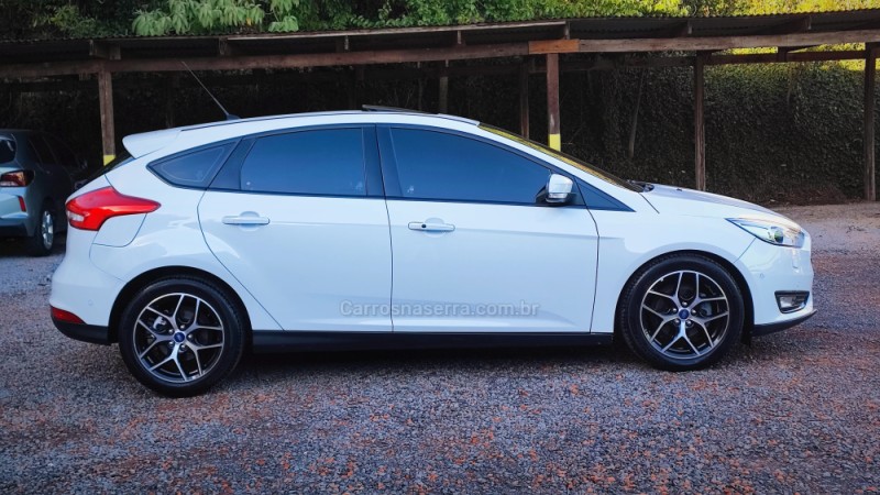 FOCUS 2.0 TITANIUM PLUS HATCH 16V FLEX 4P AUTO - 2017 - FARROUPILHA