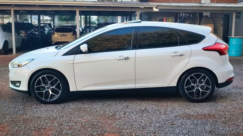 FOCUS 2.0 TITANIUM PLUS HATCH 16V FLEX 4P AUTO - 2017 - FARROUPILHA